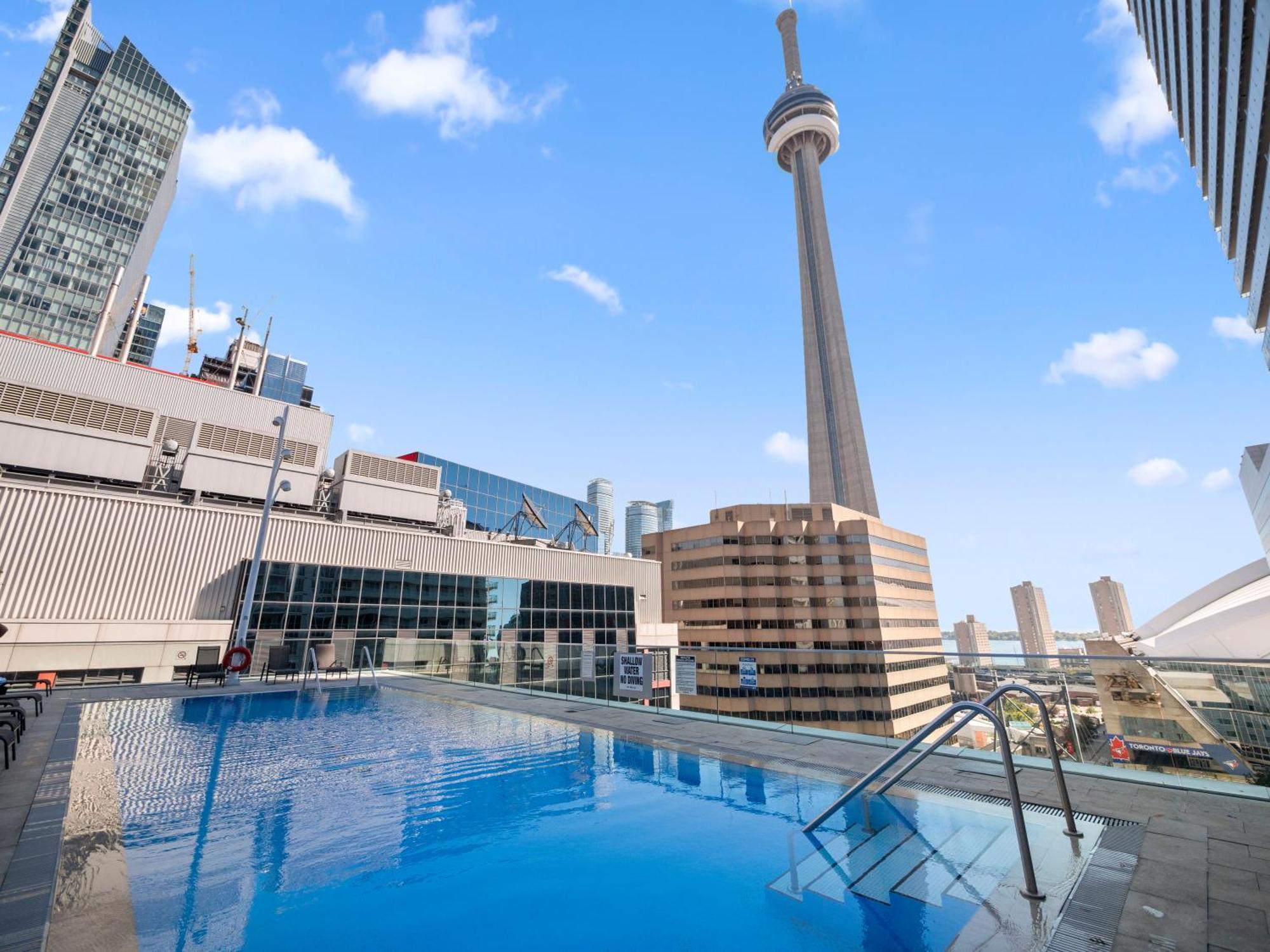 Skyline Royale Penthouse - Downtown Toronto - Cn Tower View, Balcony, Pool, Hot Tub Apartment Exterior photo